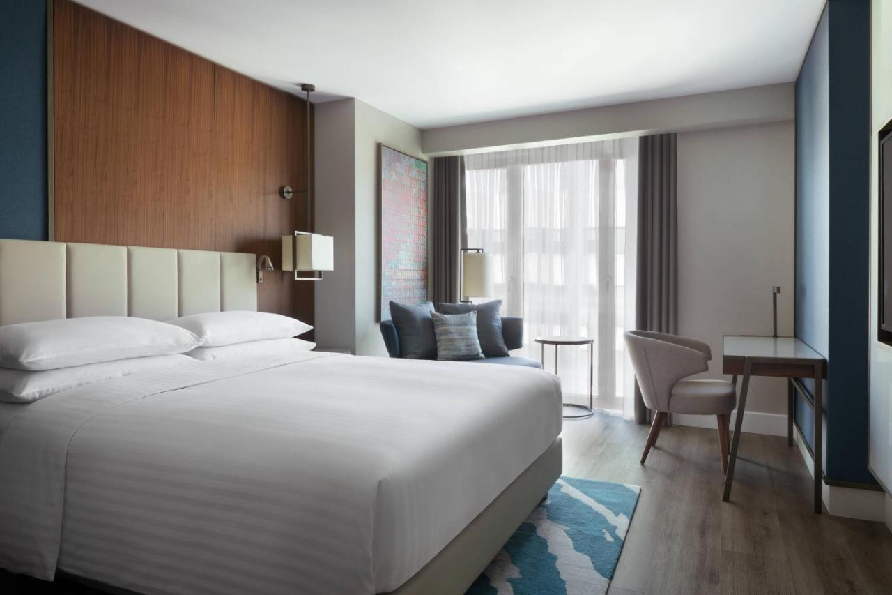 Izmir Marriott Hotel Exteriör bild A guest room at the hotel