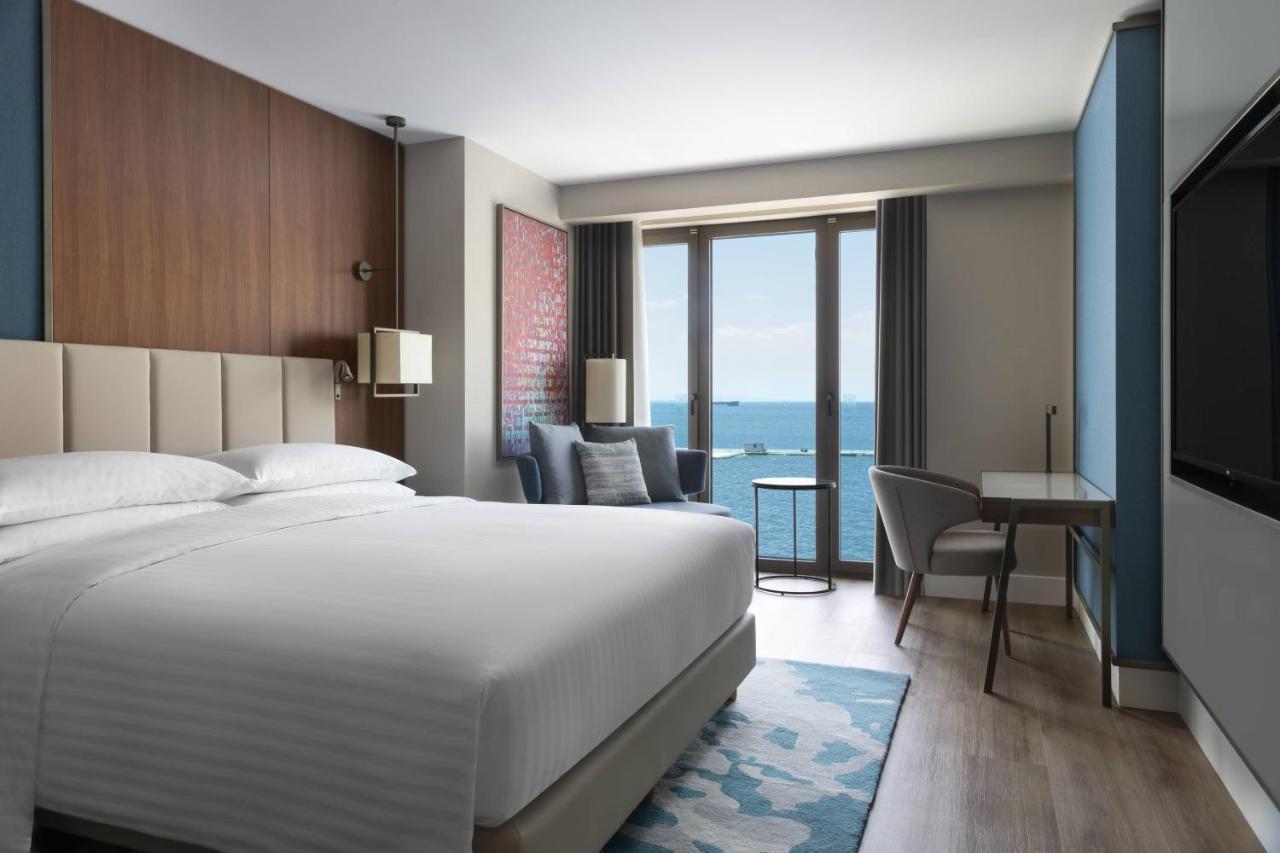 Izmir Marriott Hotel Exteriör bild A guest room at the Hilton Athens