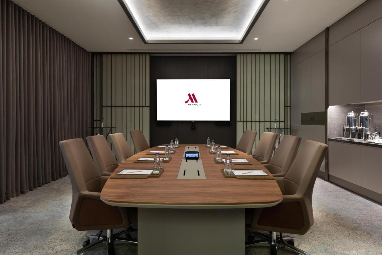 Izmir Marriott Hotel Exteriör bild A boardroom at a hotel