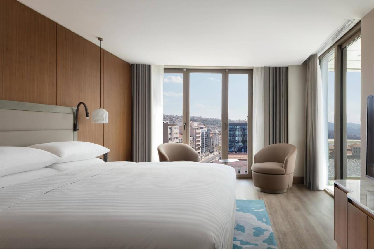 Izmir Marriott Hotel Exteriör bild A guest room at the hotel