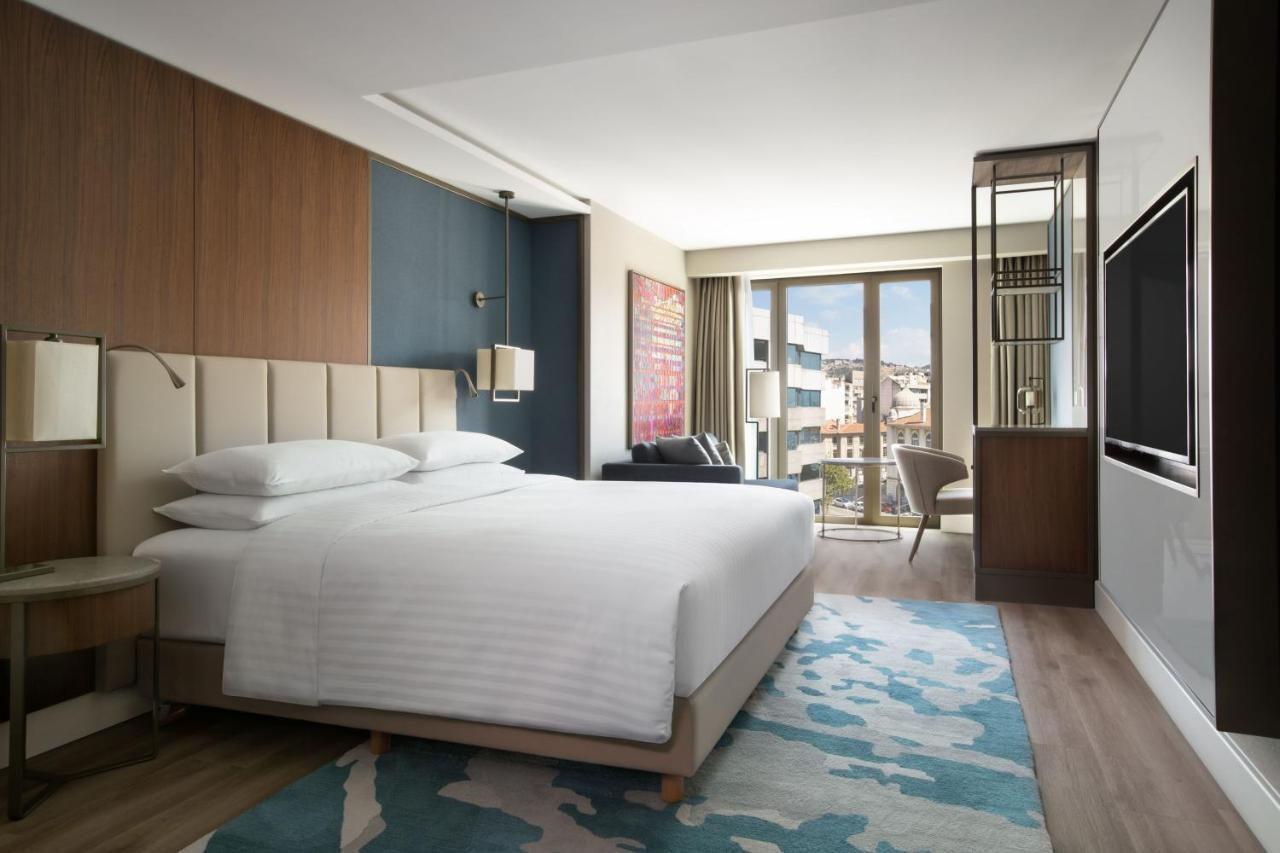Izmir Marriott Hotel Exteriör bild A guest room at the hotel