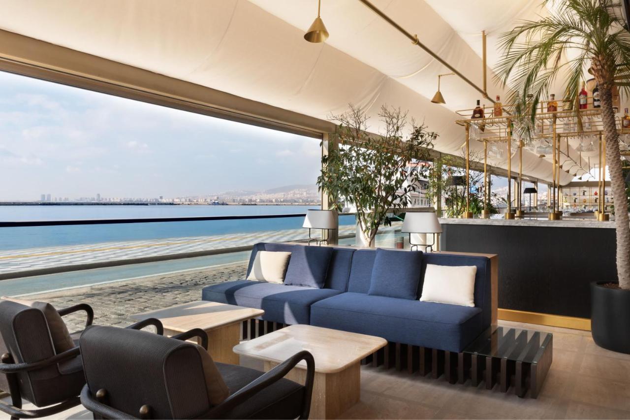 Izmir Marriott Hotel Exteriör bild The Bar