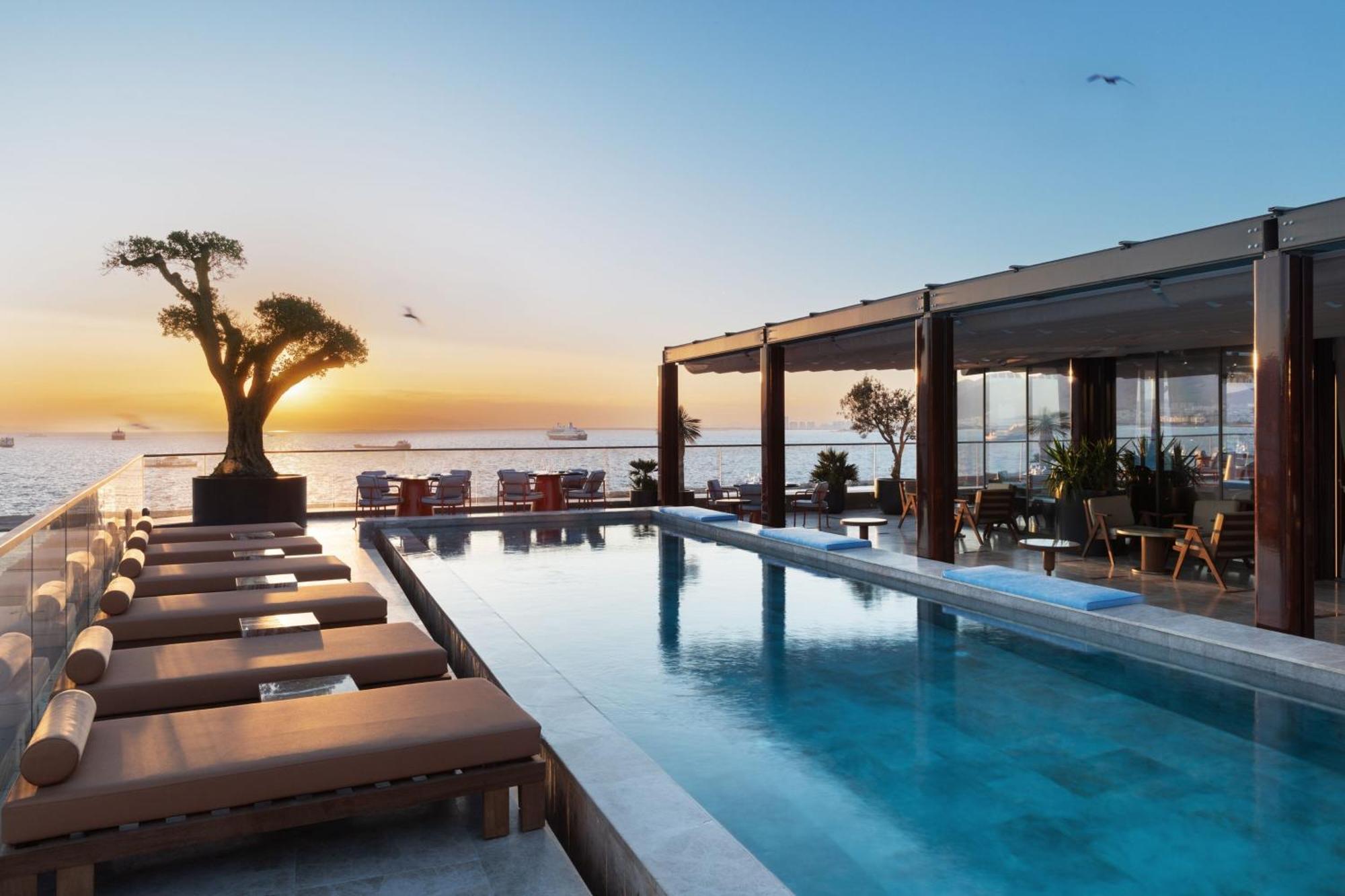 Izmir Marriott Hotel Exteriör bild The Sky Pool