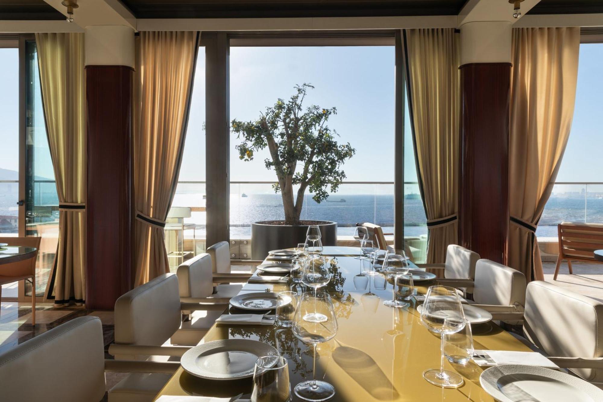 Izmir Marriott Hotel Exteriör bild The restaurant