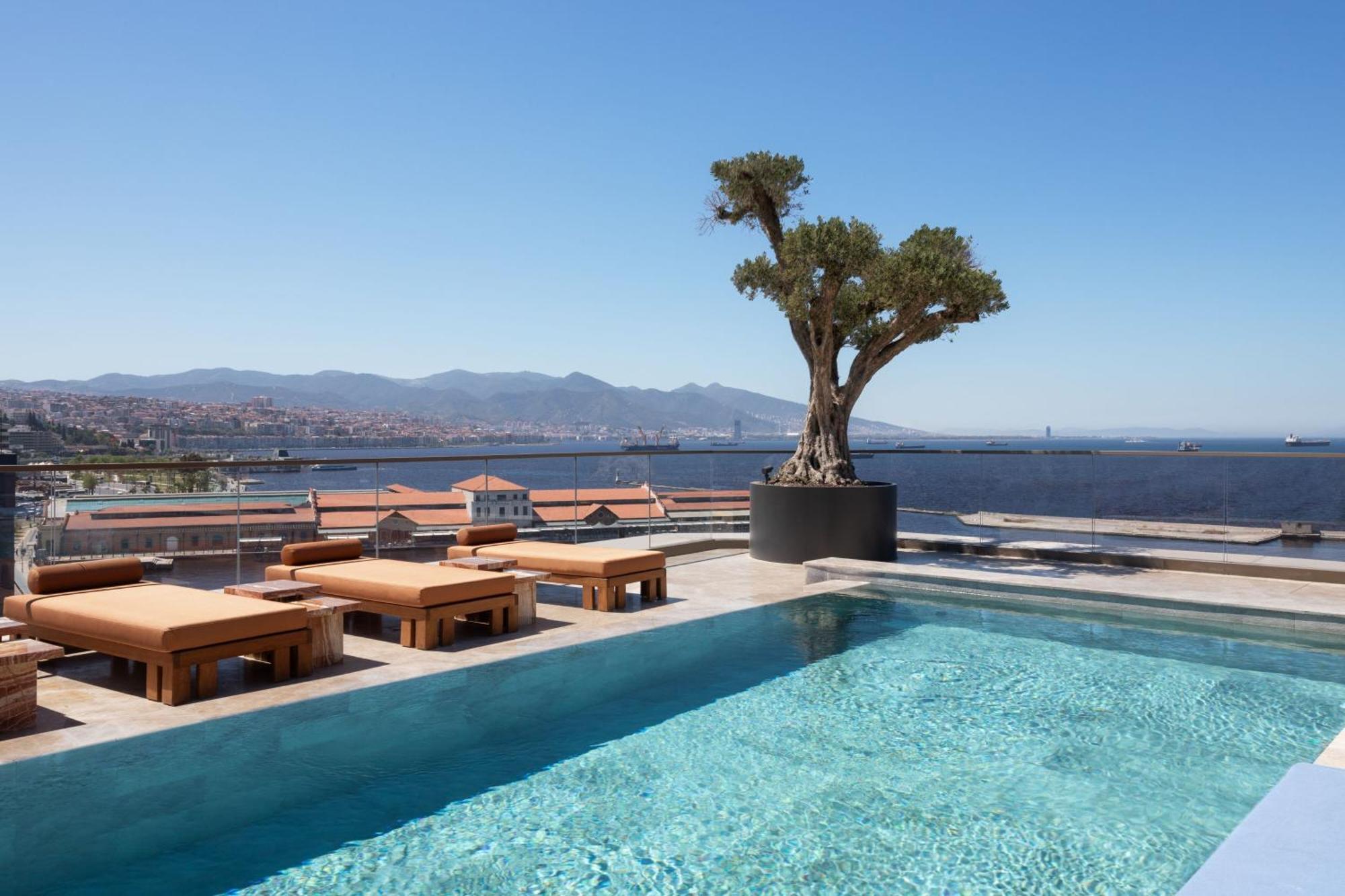 Izmir Marriott Hotel Exteriör bild The pool at the 12th floor