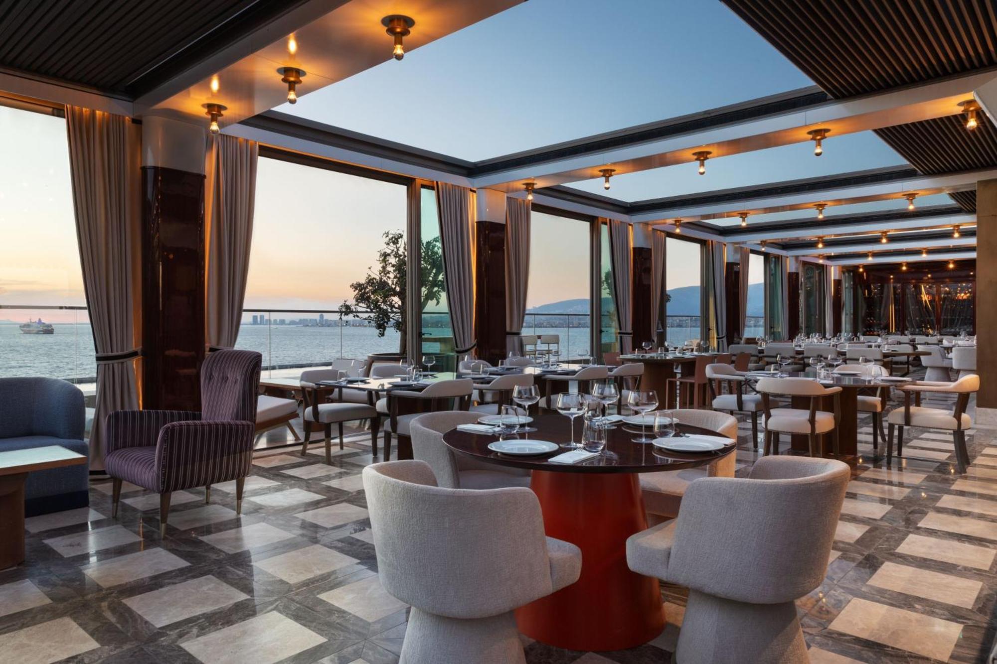 Izmir Marriott Hotel Exteriör bild The restaurant