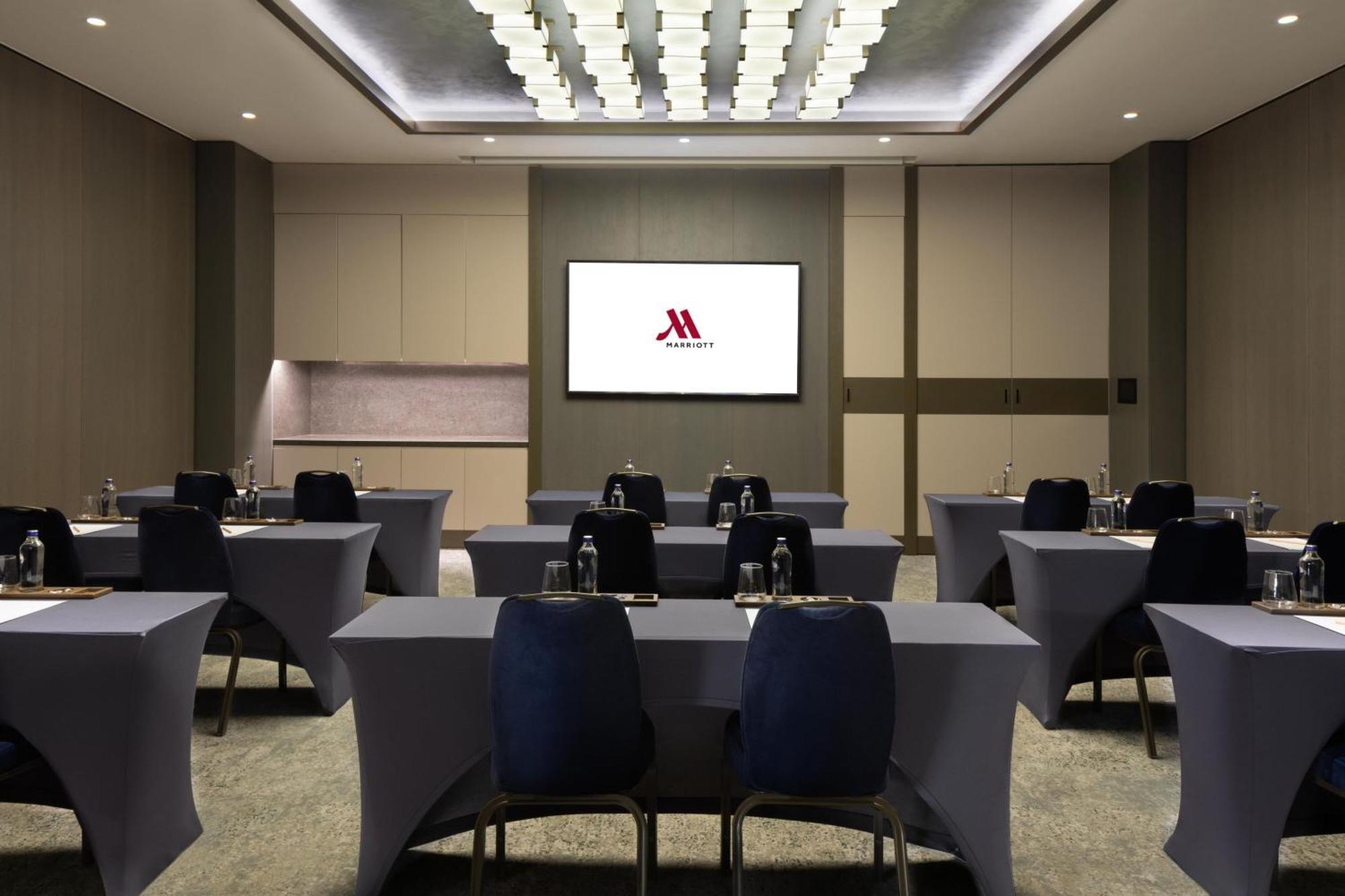 Izmir Marriott Hotel Exteriör bild A typical meeting room
