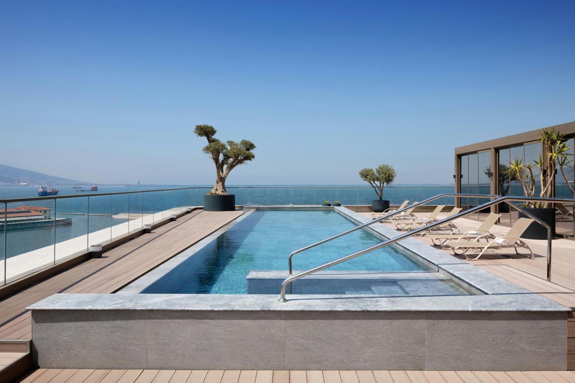 Izmir Marriott Hotel Exteriör bild The pool at the hotel