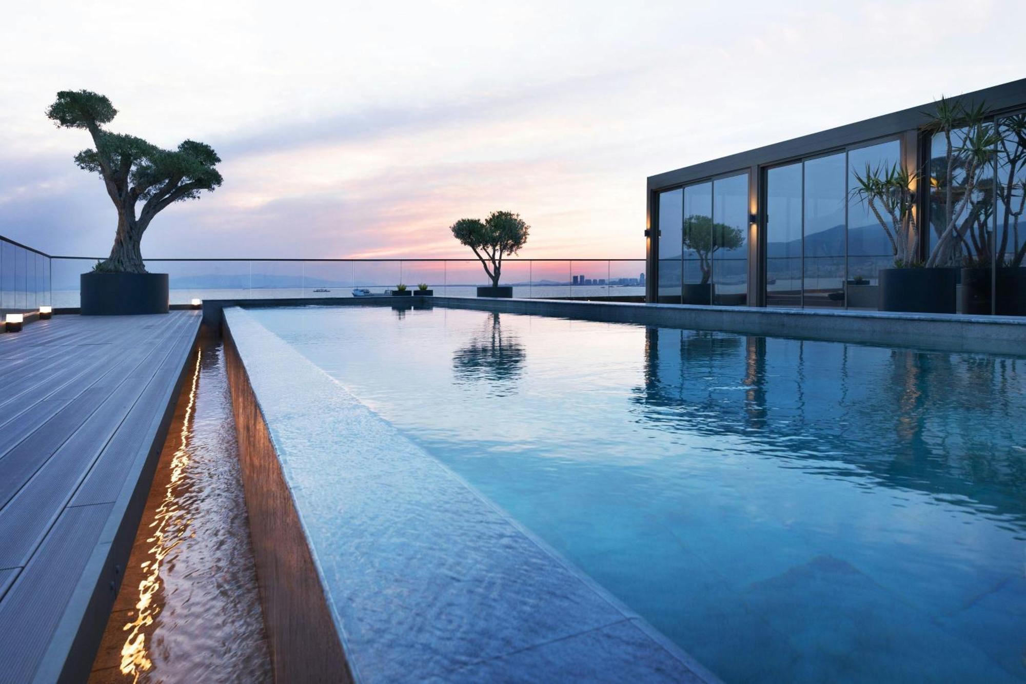 Izmir Marriott Hotel Exteriör bild The Sky Pool at The Landmark