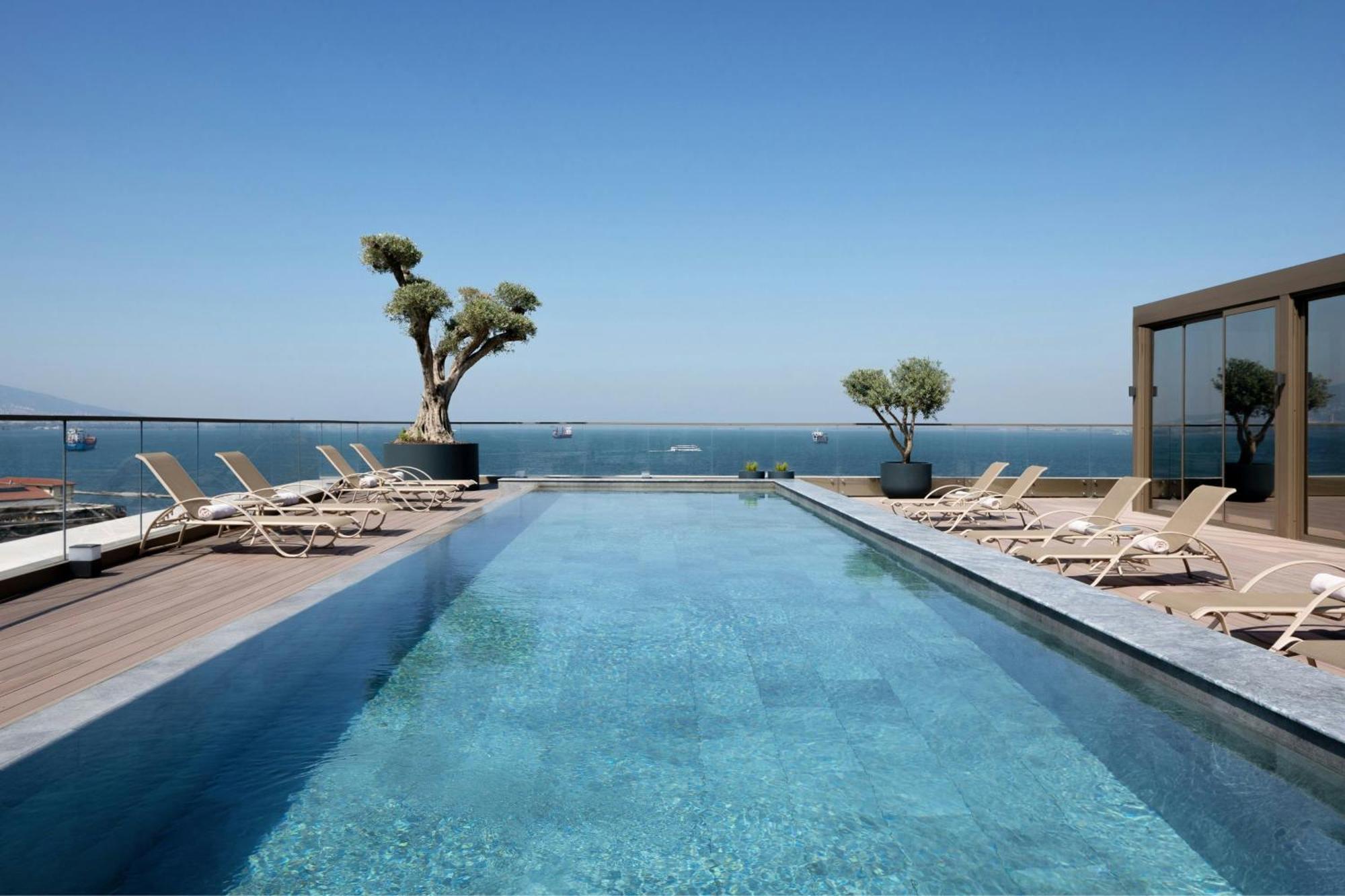 Izmir Marriott Hotel Exteriör bild The rooftop pool at the hotel