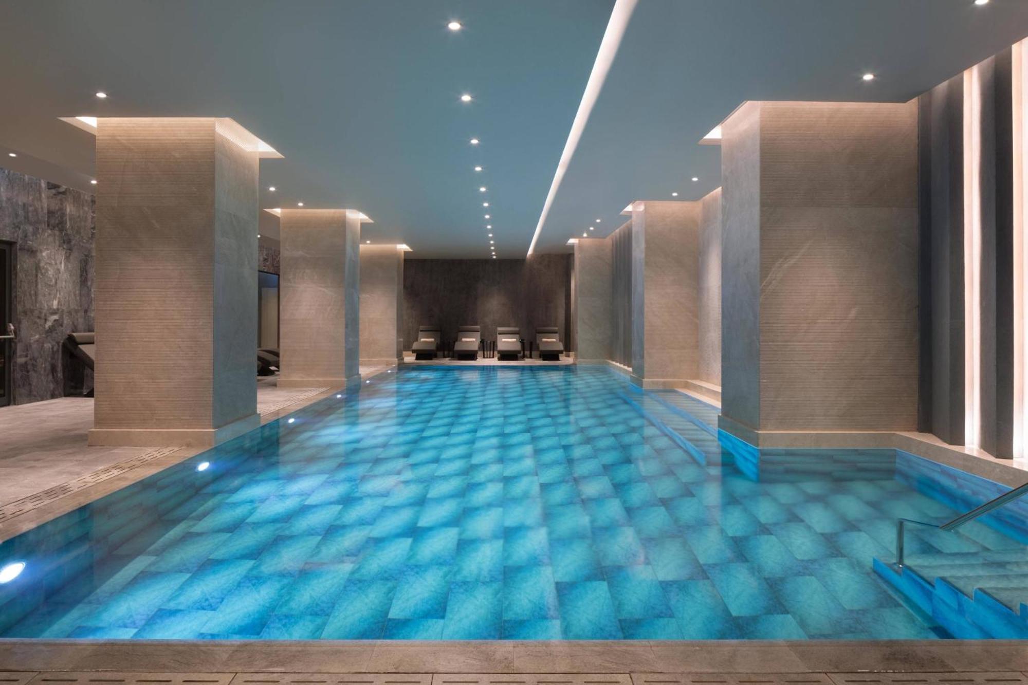 Izmir Marriott Hotel Exteriör bild The pool at The Spa at The Landmark