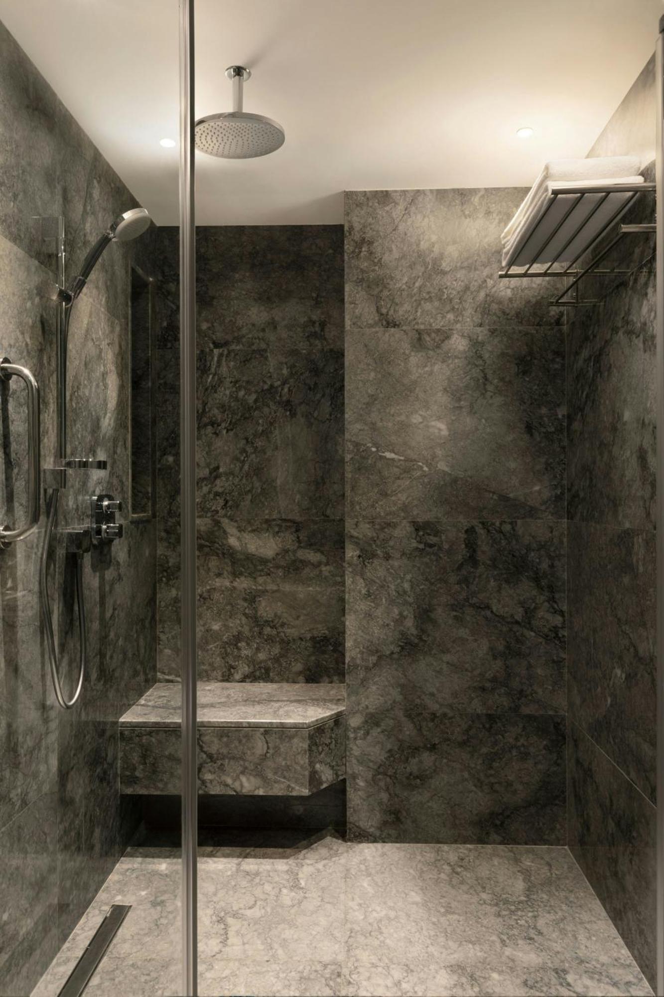 Izmir Marriott Hotel Exteriör bild A shower