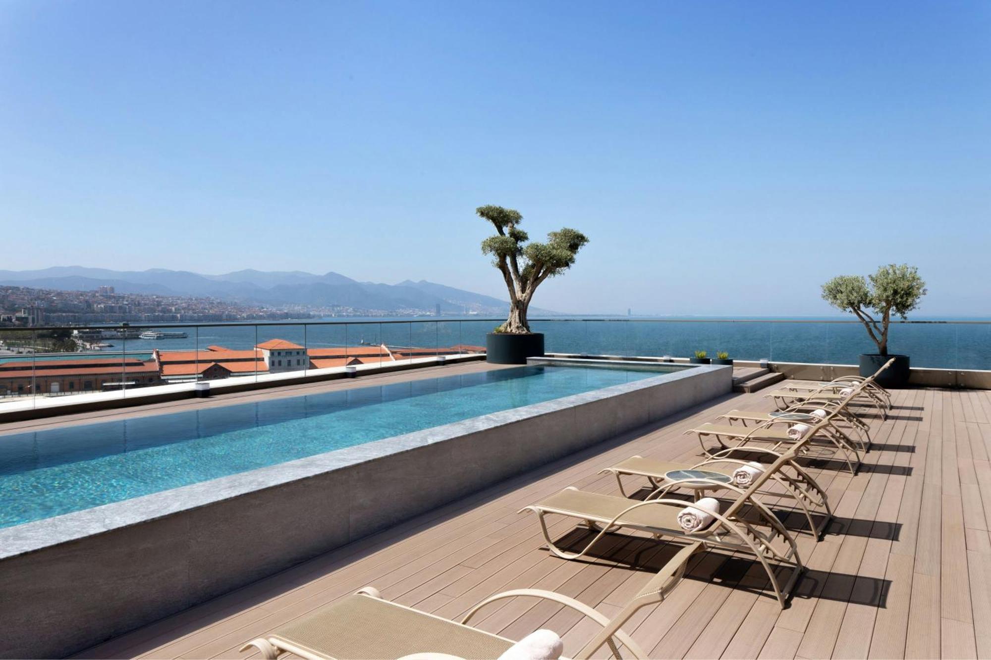 Izmir Marriott Hotel Exteriör bild Rooftop pool at the Hotel